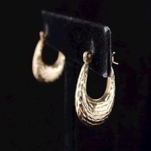 14kt. Gold Diamond-Cut Oval Textured Hoop Earrings 1.5g